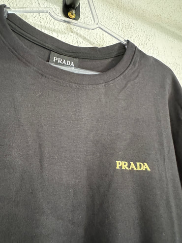 Camiseta Prada Escrita Dourada