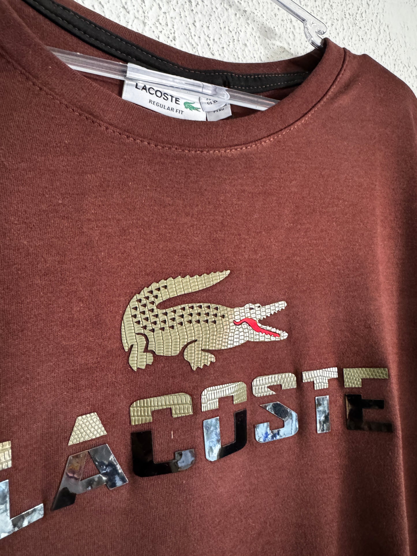 Camiseta Lacoste Escrita Couro