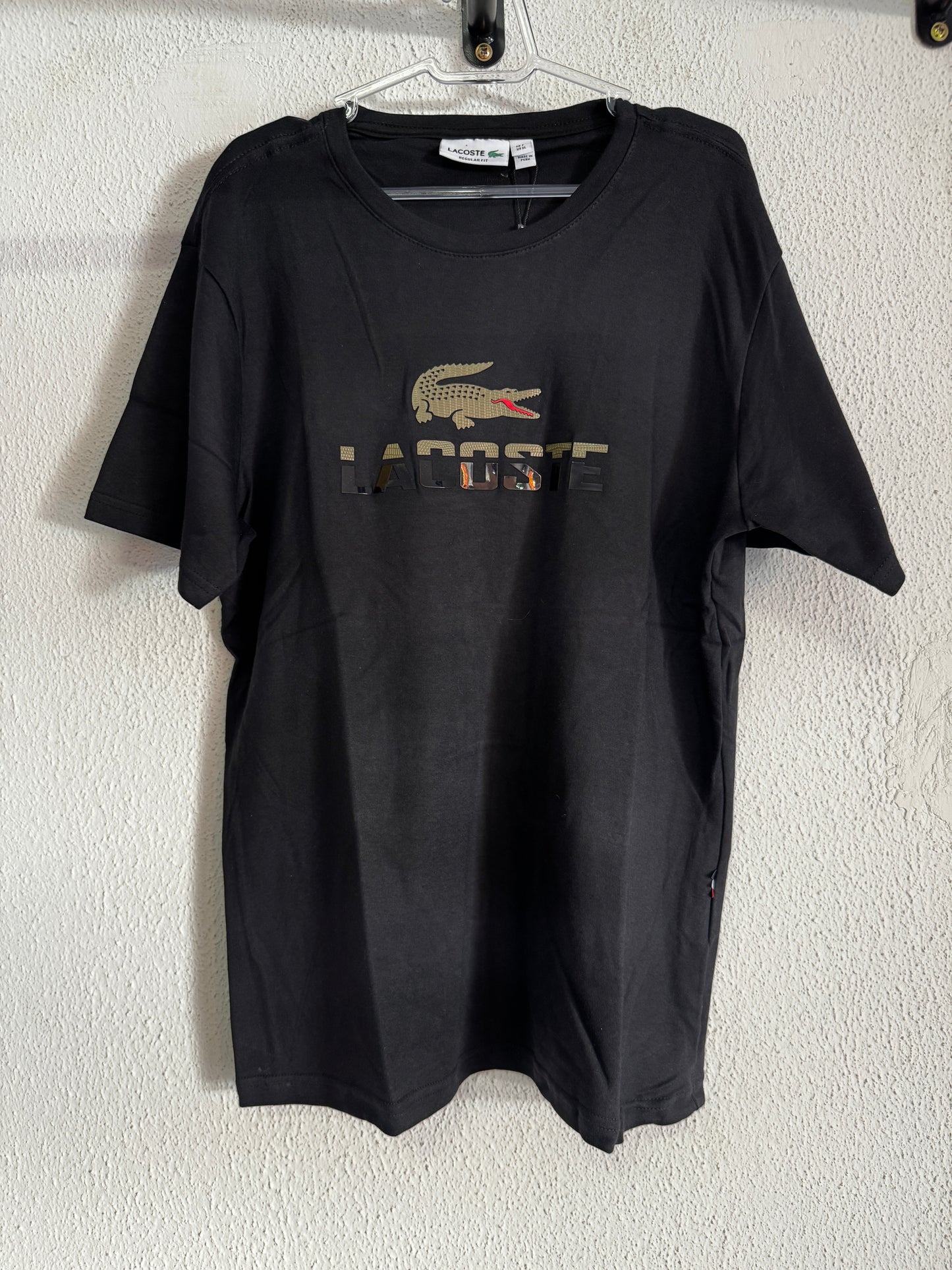 Camiseta Lacoste Escrita Couro