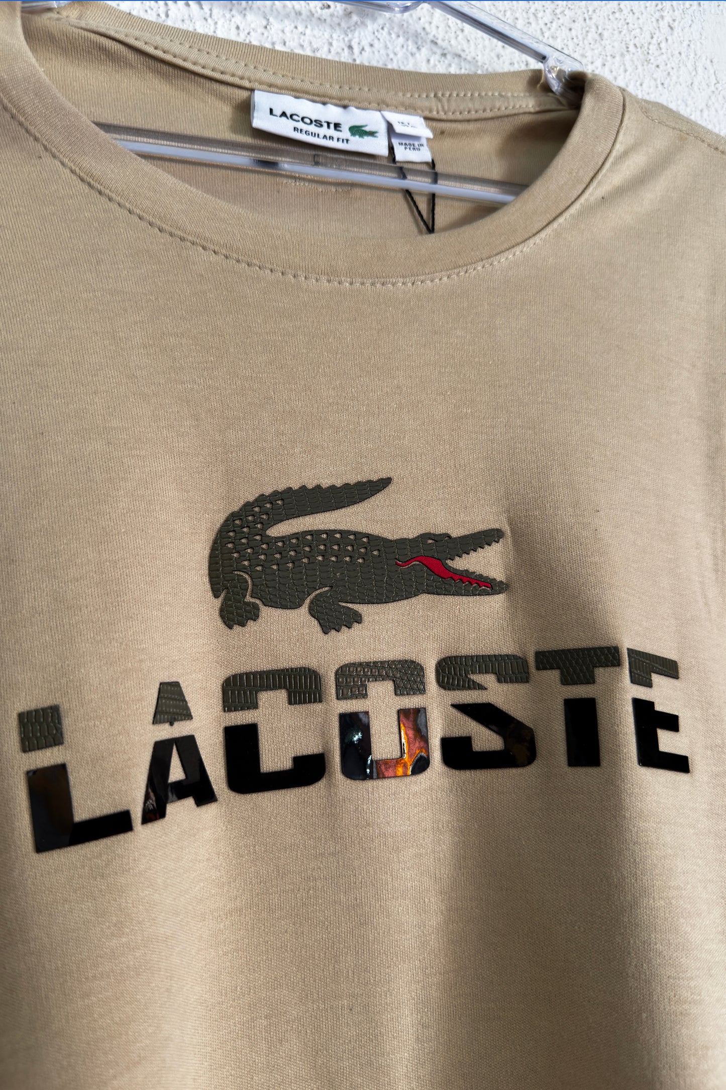 Camiseta Lacoste Escrita Couro