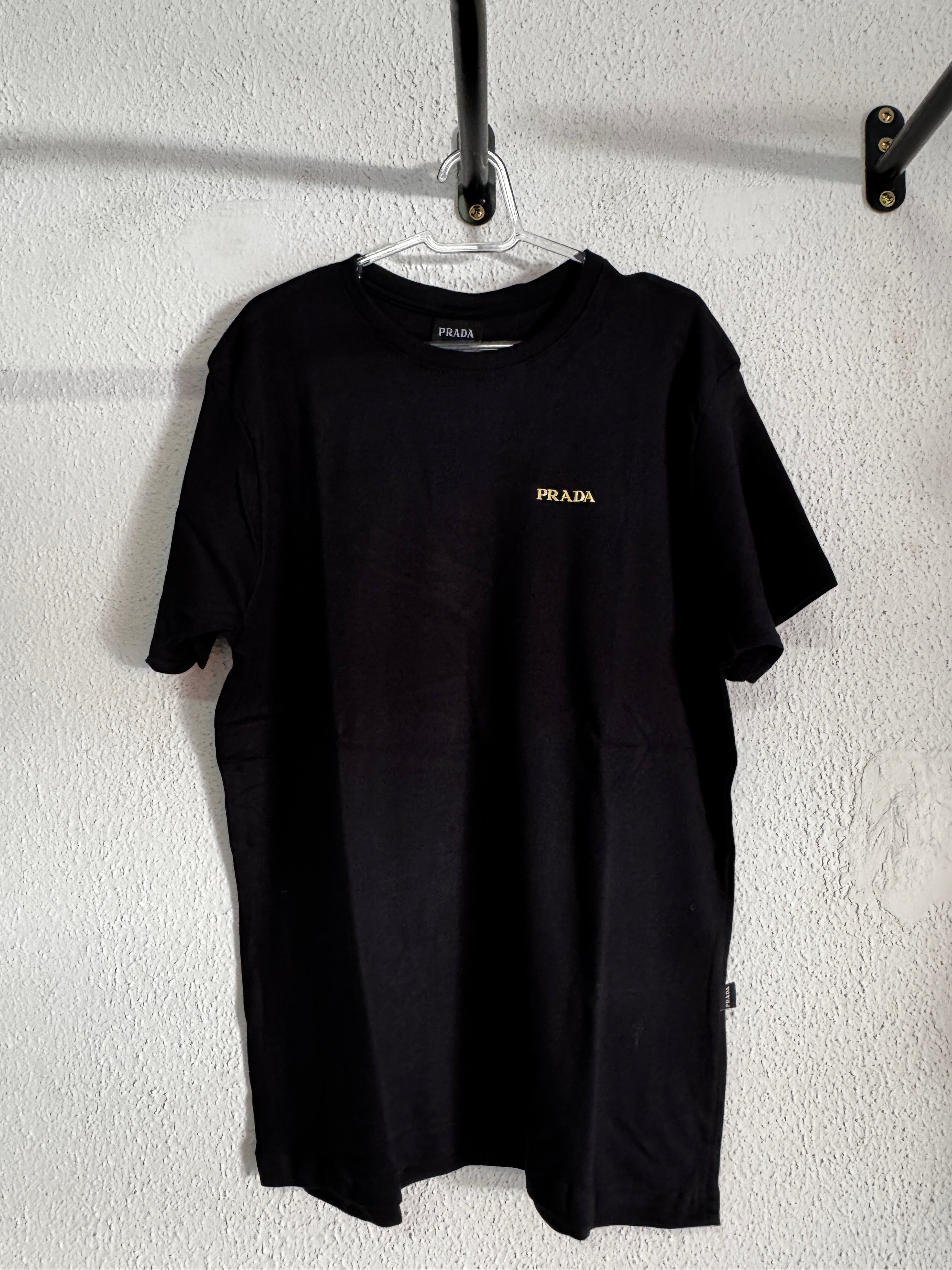 Camiseta Prada Escrita Dourada