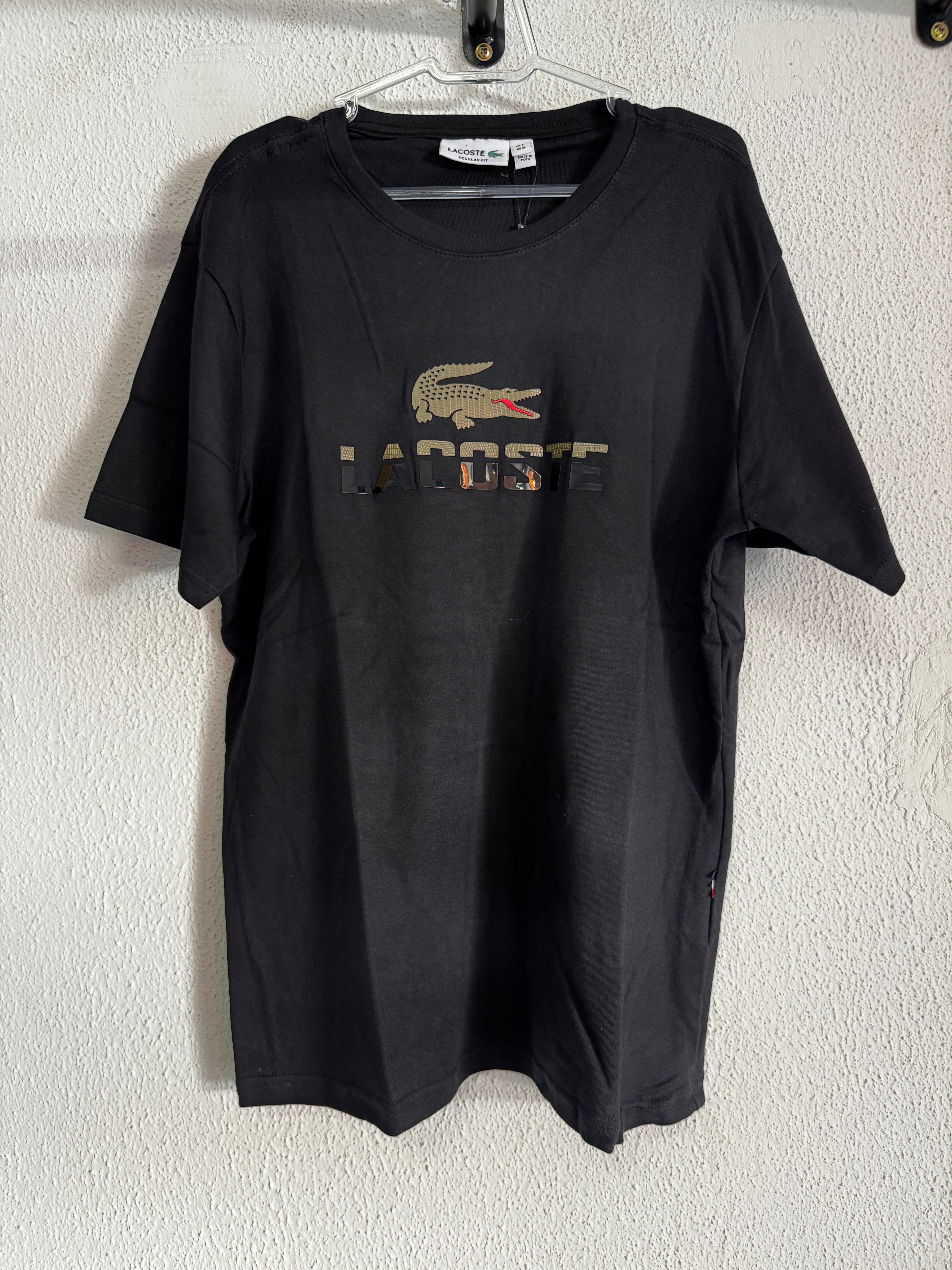 Camiseta Lacoste Escrita Couro