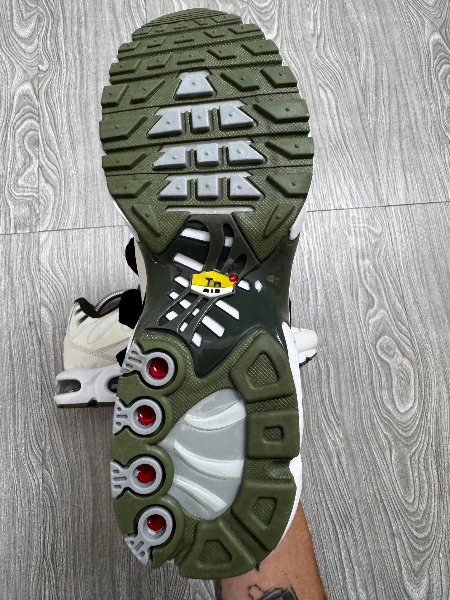 Tênis Nike TN White/Medium Olive